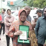 Warga Papua menganugerahi Menteri Sosial Rism