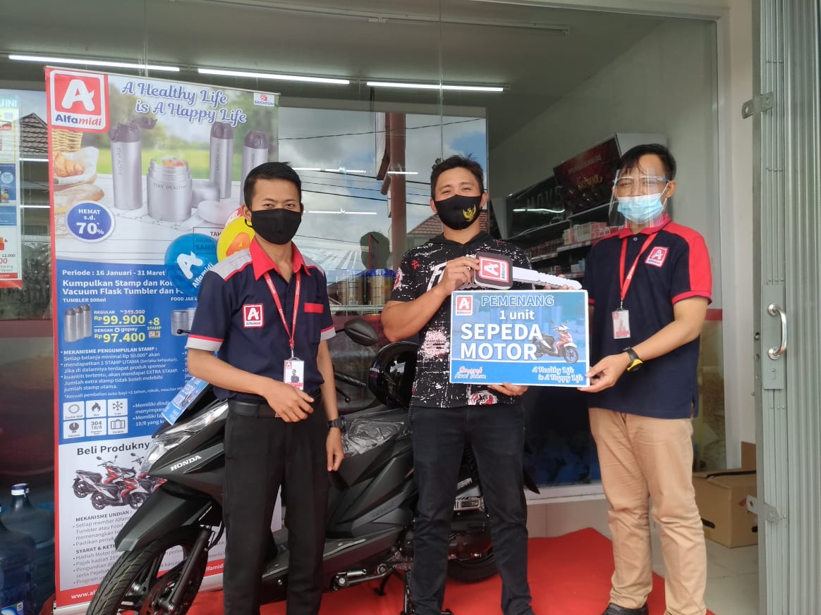 Di tengah pandemi, pelanggan asal tomohon terima sepeda motor dari
