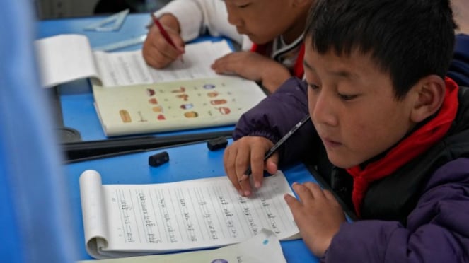 Siswa sekolah asrama khusus dari Tibet mengambil pendidikan jasmani di Tiongkok.