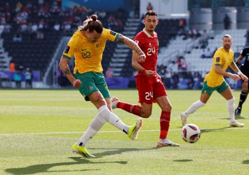 Tendangan Jackson Irvine membentur kaki Elkan Baggott sehingga membawa timnas Australia unggul 1-0 atas timnas Indonesia (Foto: Reuters/Thaier Al-Sudani)