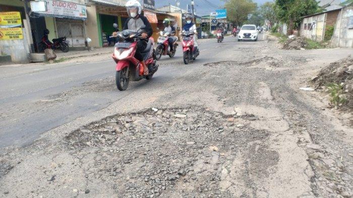 Foto kondisi jalan rusak dan berlubang di jalan pulau damar bandar lampung